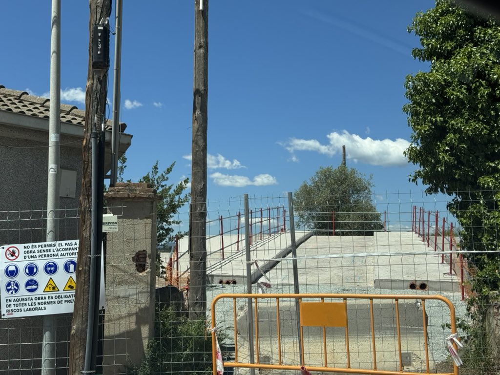x_escribano's tweet photo. Nou període de seguiment al Desdoblament de la R3 (L222) entre Parets i La Garriga 

Tots els ponts de gran envergadura estan ja completament formats (estreps + pilars + taulers) i es segueix treballant en estructures més petites. 

El “Pont que va caure” de la Garriga ja ha estat reposat, dimensionant-lo per a les futures vies.