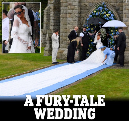 Amber__Hicks's tweet photo. Bride Venezuela Fury, 16, stuns in sunglasses and gown with 50ft train as she arrives to get married (but swaps bouquet for her phone!)
https://t.co/nogiQ357o6 https://t.co/d5rlzeDfYU