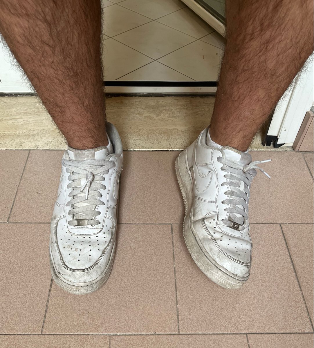 realmax00's tweet photo. le mie vecchie air force sono finite, andranno al miglior offerente ☺️ https://t.co/UaDQNcuw1o