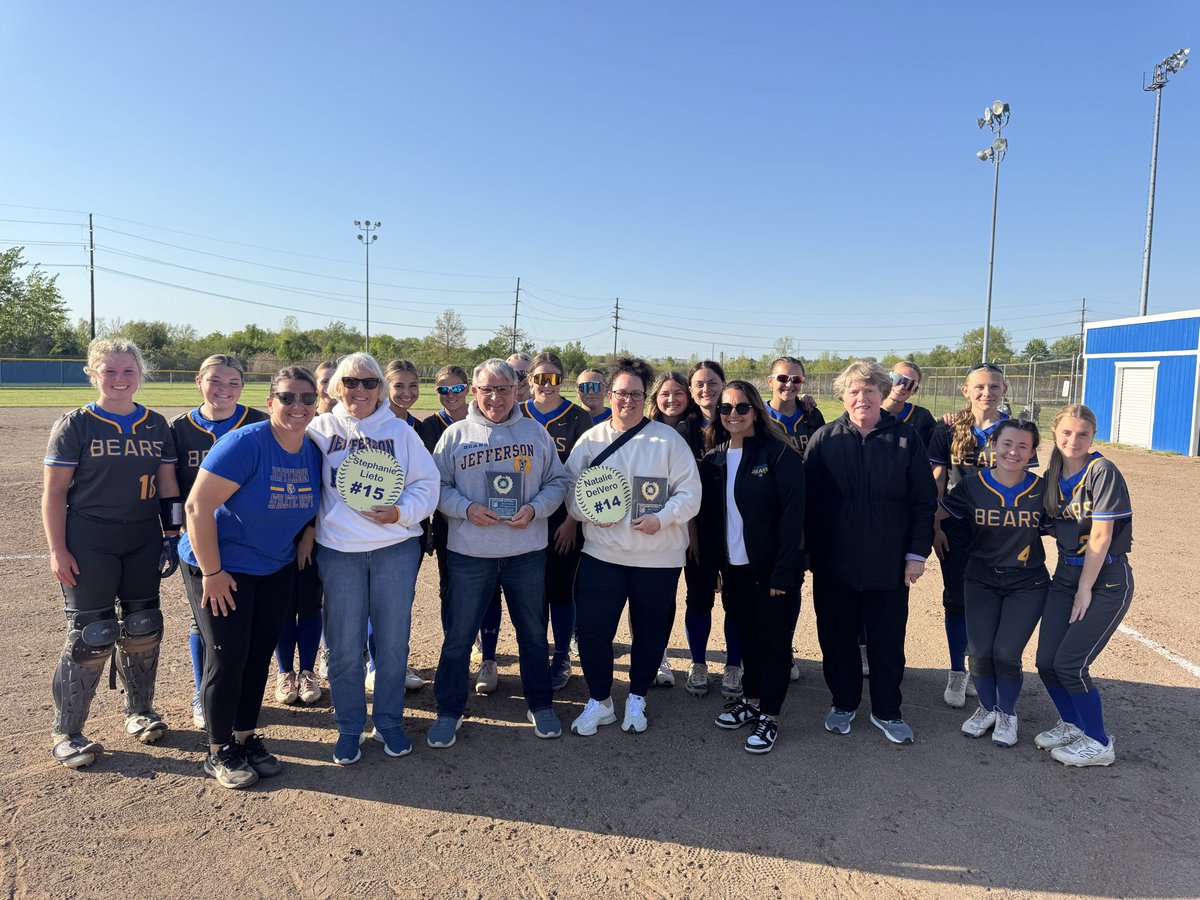 jhsbearssb's tweet photo. The Lady Bears earned 4 more wins this week including a DH sweep of the Ring of Honor games!  Congrats to the new inductees 🥎🥎.  The Bears improve to 7-15-1.  A few weeks left, keep improving ladies! 👊🥎 https://t.co/cgyqFYLaiK