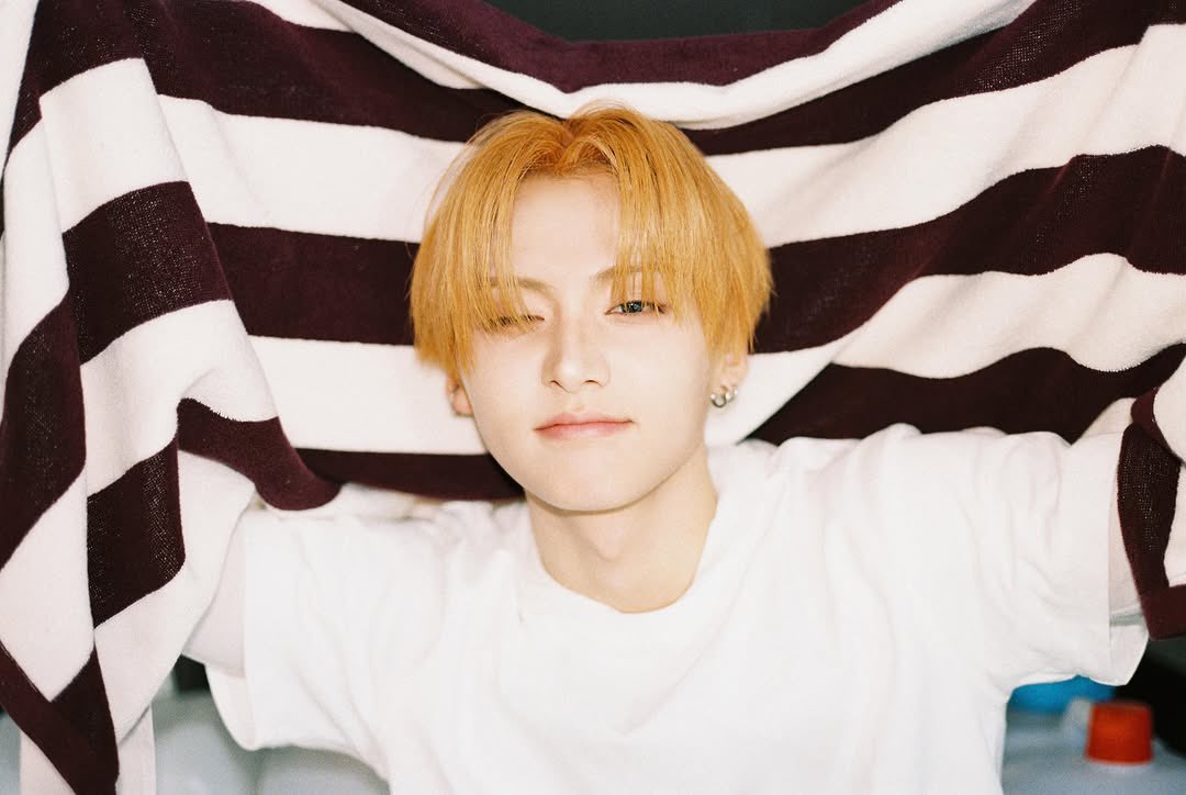 ledsangwon's tweet photo. ᅠ
𝘞𝘳𝘢𝘱𝘱𝘦𝘥 𝘪𝘯 𝘴𝘰𝘧𝘵 𝘴𝘵𝘳𝘪𝘱𝘦𝘴 𝘢𝘯𝘥 𝘨𝘰𝘭𝘥𝘦𝘯 𝘭𝘪𝘨𝘩𝘵, 𝘩𝘦 𝘭𝘰𝘰𝘬𝘦𝘥 𝘭𝘪𝘬𝘦 𝘵𝘩𝘦 𝘬𝘪𝘯𝘥 𝘰𝘧 𝘮𝘦𝘮𝘰𝘳𝘺 𝘵𝘩𝘢𝘵 𝘢𝘳𝘳𝘪𝘷𝘦𝘴 𝘲𝘶𝘪𝘦𝘵𝘭𝘺 𝘨𝘦𝘯𝘵𝘭𝘦, 𝘸𝘢𝘳𝘮, 𝘢𝘯𝘥 𝘪𝘮𝘱𝘰𝘴𝘴𝘪𝘣𝘭𝘦 𝘧𝘰𝘳 𝘵𝘩𝘦 𝘩𝘦𝘢𝘳𝘵 𝘵𝘰 𝘭𝘦𝘵 𝘨𝘰.
ᅠ https://t.co/XON0dugJZX
