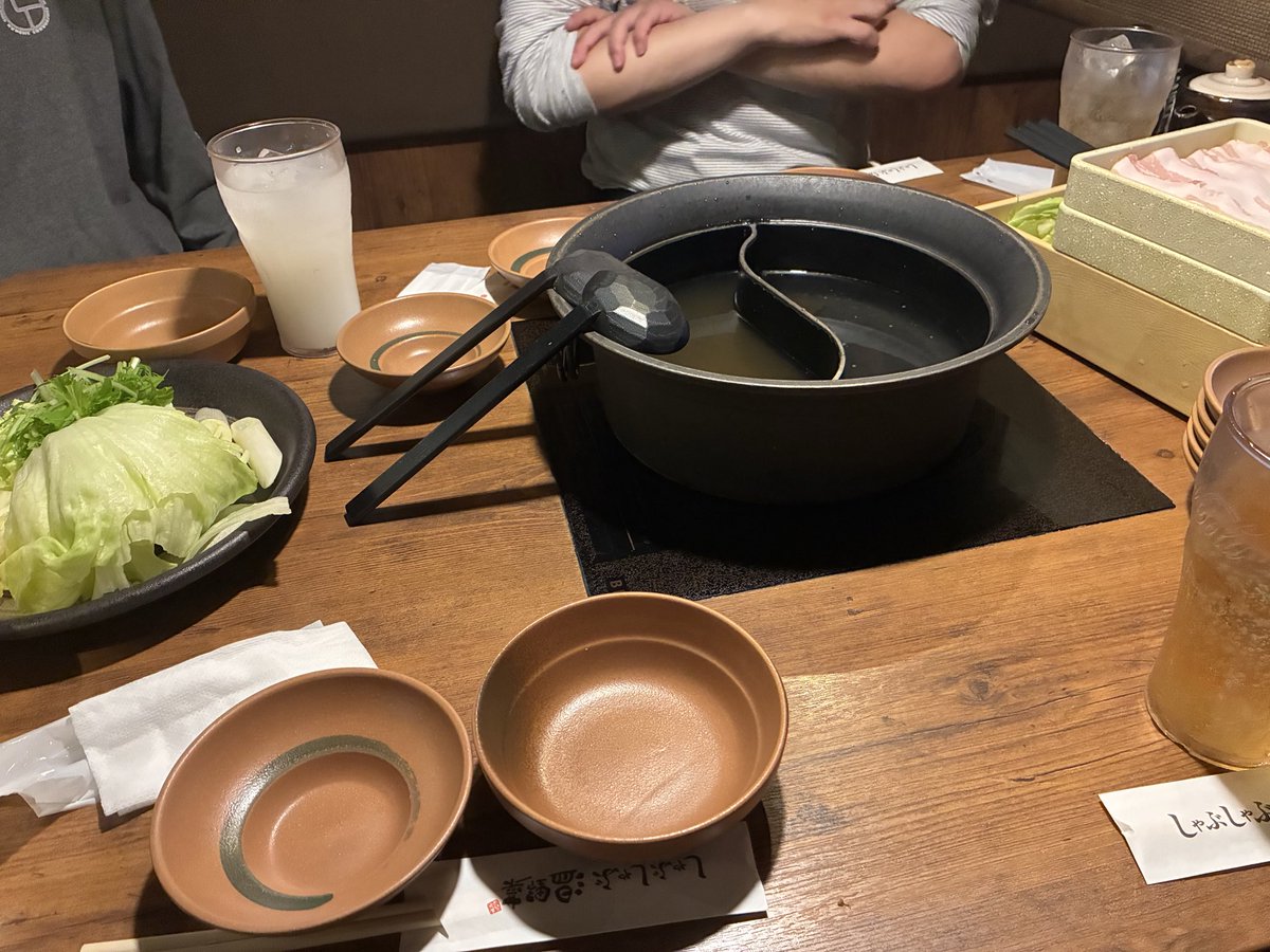 ky108130dm's tweet photo. 明日に向けてチームメンバーのあんもち、まきはると決起集会に行っ���きました。
大会本番頑張ります。
#デュエプレ https://t.co/a1UGzubMQ9
