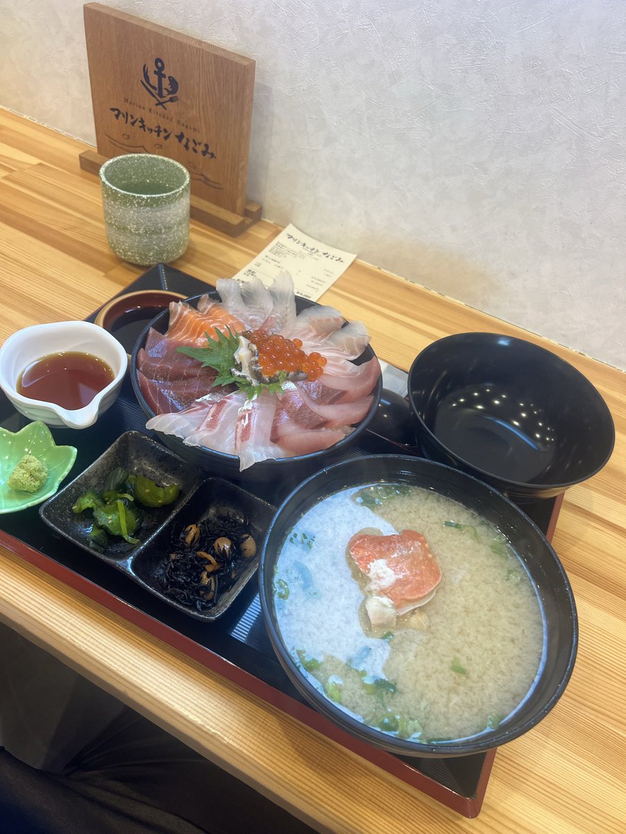 secondlife1121's tweet photo. 本日は休日！
海眺めながらまったりカフェ☕𓈒𓏸︎︎︎︎
潜水艦いたぞ！
小さな四角いスピーカーは１個20万円するらしい💦沢山吊るしてあった😅

 #カフェ
 #珈琲
 #舞鶴
 #潜水艦
 #海上自衛隊 https://t.co/VQjkBfvSgK