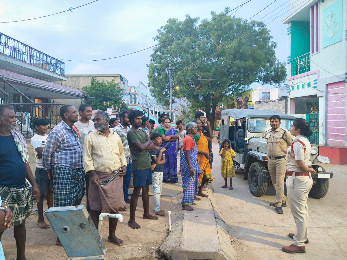 Kadapa_Police's tweet photo. ➡️సిద్దవటం పోలీస్ స్టేషన్ పరిధిలోని పాలకొండరాయని పల్లి గ్రామం లో గ్రామస్తులకు అవగాహన కార్యక్రమం నిర్వహించిన సిద్దవటం ఎస్.ఐ పి. హారిక
#kadapasp
#kadapapolice
@APPOLICE100
#Dial112
#AwarenessProgramme
#sidhout https://t.co/Lnh7M5Af8V