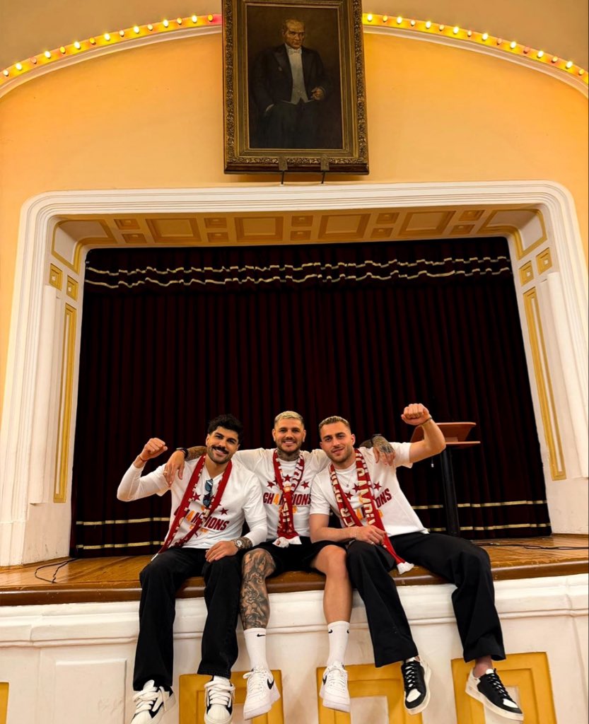 Claudioggia's tweet photo. Galatasaray lisesi, Atatürk portresi ve bizim adamlar.. Ne iyi fotoğraf https://t.co/lmD7DMHtYc