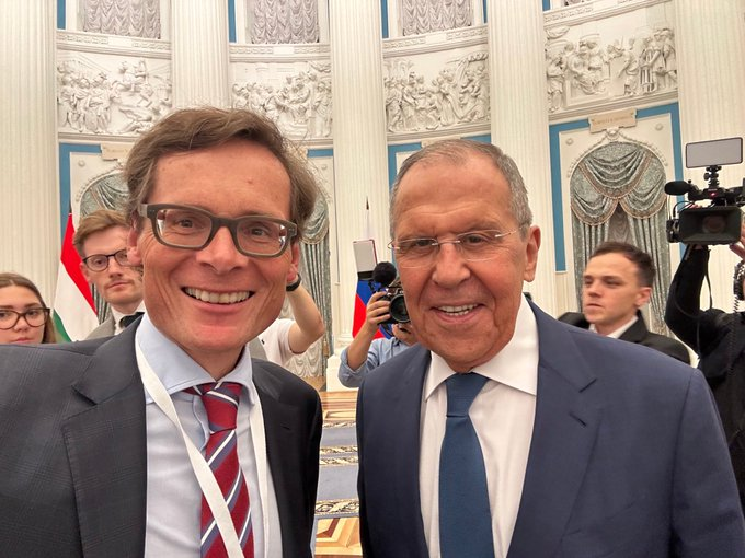 PeterRockaFella's tweet photo. @JulianRoepcke Zu dem Typen, von dem Weidel spricht:
Roger Köppel mit seinem Schundblatt „Weltwoche“.
Sein Geschäftsmodell: Er übersetzt für Leute, die nicht wissen, wie man Google Translate benutzt, Kreml-Propaganda ins Deutsche!
Ein ausgewiesener Russenliebhaber und Vatnik. 🇨🇭🇷🇺 https://t.co/0cfH9B1s7Y