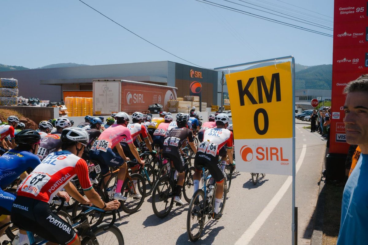 VoltaPortugal's tweet photo. Pelotão na estrada na 3.ª etapa da Volta a Portugal do Futuro! ⚡

The peloton is out on the road in Stage 3 of the Volta a Portugal do Futuro! ⚡

💻 Ao minuto / Live updates: https://t.co/EU2Kw0s3Vi  
📺 A Bola TV (14h00–16h30)  

📸 Rodrigo Rodrigues

#VPFuturo https://t.co/G2h3tJo0T3
