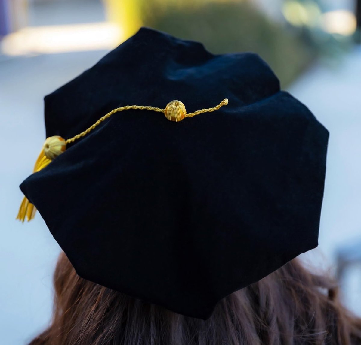 N_alwandah's tweet photo. A doctorate degree hat is #traditionally known as an academic tam or a #Tudor_bonnet. Unlike standard flat caps, the #doctoral_tam is a soft, puffy, multi-sided velvet cap that traditionally features a gold bullion tassel. 🎓
#درجة_الدكتوراة https://t.co/l6R5uR3RAy