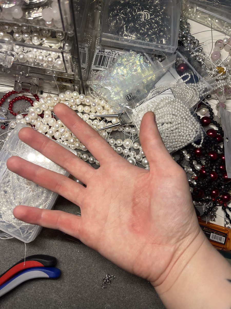 bitingbat's tweet photo. This hand                   This skill https://t.co/oAESUQg6xf