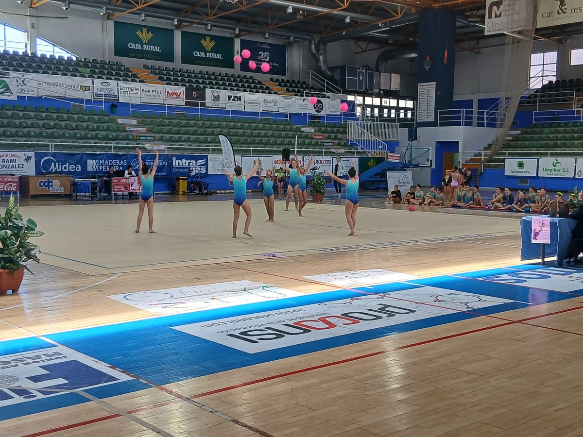 PSOEPonferrada's tweet photo. Hoy nuestra concejal, Judit Lama, e Iván Castrillo “Koseki” han acudido al campeonato de Gimnasia Rítmica Escolar A y B celebrado en el Pabellón Lydia Valentín de Ponferrada, apoyando el deporte base y el talento de nuestras jóvenes gimnastas🤸‍♀️💜 https://t.co/mGoVHXMbqc