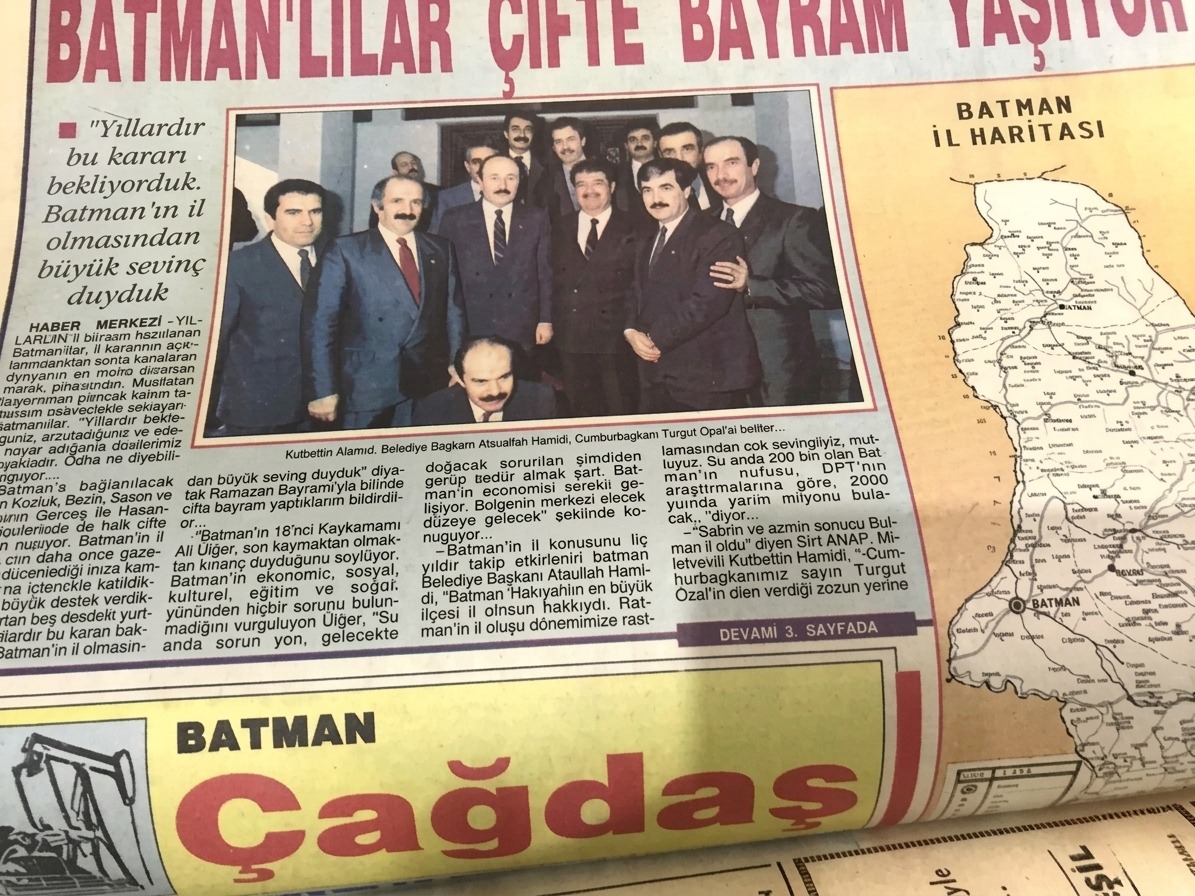 SerafettinHmd's tweet photo. Bugün, güzel şehrimiz Batman’ın il oluşunun 36. yıl dönümünü gururla kutluyoruz.

​Batman’ımızın il statüsüne kavuşmasında; dönemin milletvekili, kıymetli ağabeyim Kudbettin Hamidi ile dönemin belediye başkanı, merhum ağabeyim Ataullah Hamidi’nin emeği, gayreti ve azmi çok büyüktür. Şehrimizin geleceği için verdikleri bu asil mücadele ve ortaya koydukları kararlılık, tarihimize unutulmaz bir iz bırakmıştır.

​Bugünün modern ve büyüyen Batman’ının temelinde, onların vizyonu, fedakârlığı ve memleket sevdası yatmaktadır.

​Bu anlamlı vesileyle; şehrimize tarihi bir unvan kazandıran dönemin Cumhurbaşkanı merhum Turgut Özal’ı ve Batman’a ömrünü adayan merhum ağabeyim Ataullah Hamidi’yi rahmet, minnet ve saygıyla anıyorum. Kadim şehrimize hizmet etmiş, taş üstüne taş koymuş herkese şükranlarımı sunuyorum.

​Batman’ımızın il oluşunun 36. yılı kutlu olsun!  
#Batman36Yaşında #Batman