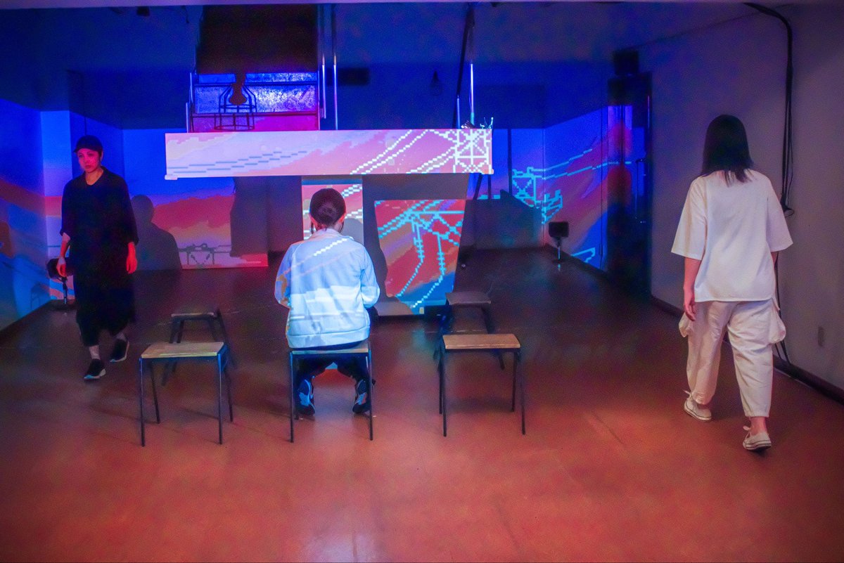 utenketkoh's tweet photo. 懐かしくも印象的なシーンが盛りだくさんな幻の第4回公演『ひかりあるところ』より
憲章さん演じるシャッチョさんは稽古場から毎回ブラッシュアップが凄かったです☺️
初演でやるはずだったシーンもあり
感慨深い作品に。

さて『ZOO』はいかに？
#ウテン結構 
#ZOO https://t.co/VUkry81Bpk