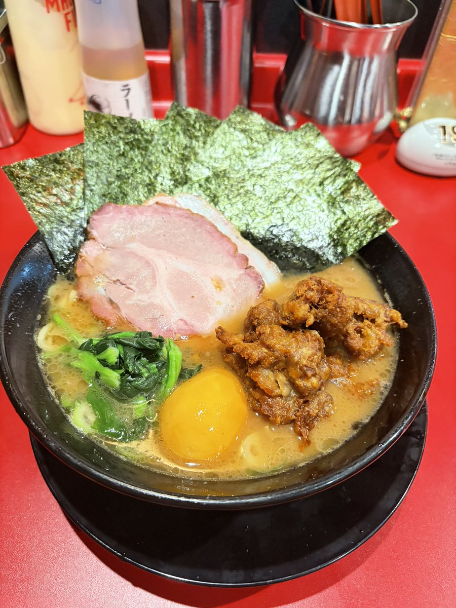 Natt0_x's tweet photo. 我道家 OSAKA本店-王道之らあめん

初ホルモン唐揚げトッピング
マヨネーズかけて食べたらぶっ飛ぶ旨さ
大ライス必須 https://t.co/zX8HXu5E56