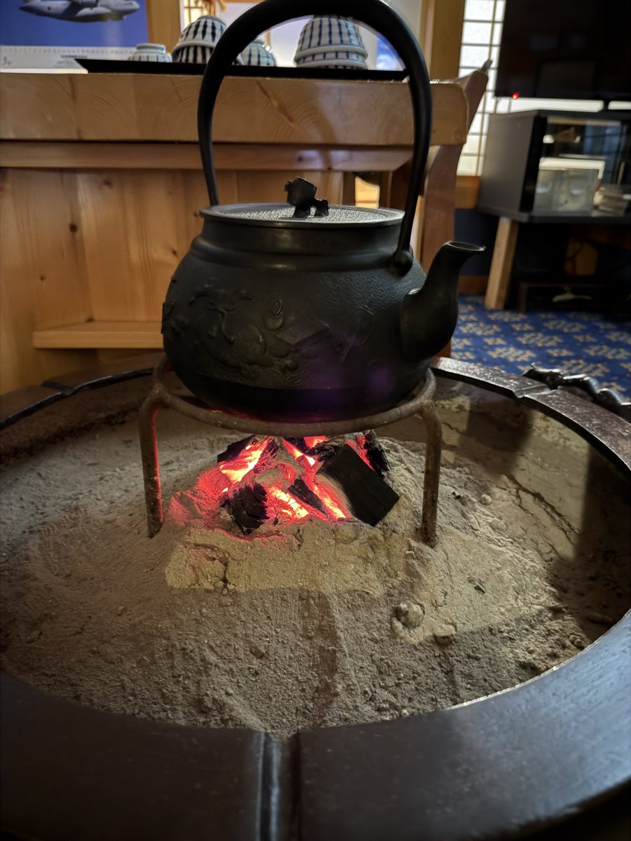 照明下の火鉢と消灯下の火鉢。 鉄瓶の中は“蕎麦茶”です。 熱々が飲み