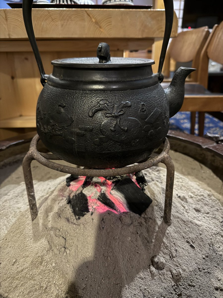 照明下の火鉢と消灯下の火鉢。 鉄瓶の中は“蕎麦茶”です。 熱々が飲み 照明下の火鉢と消灯下の火鉢。 鉄瓶の中は“蕎麦茶”です。 熱々が飲み