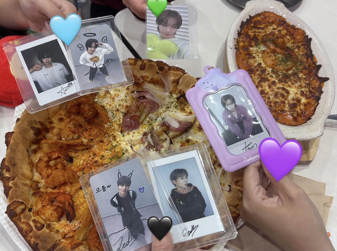 100000000_01's tweet photo. 주말=튜��데이.. 동규가 피자먹으래여~.~ https://t.co/dSGqzJ6Zhb