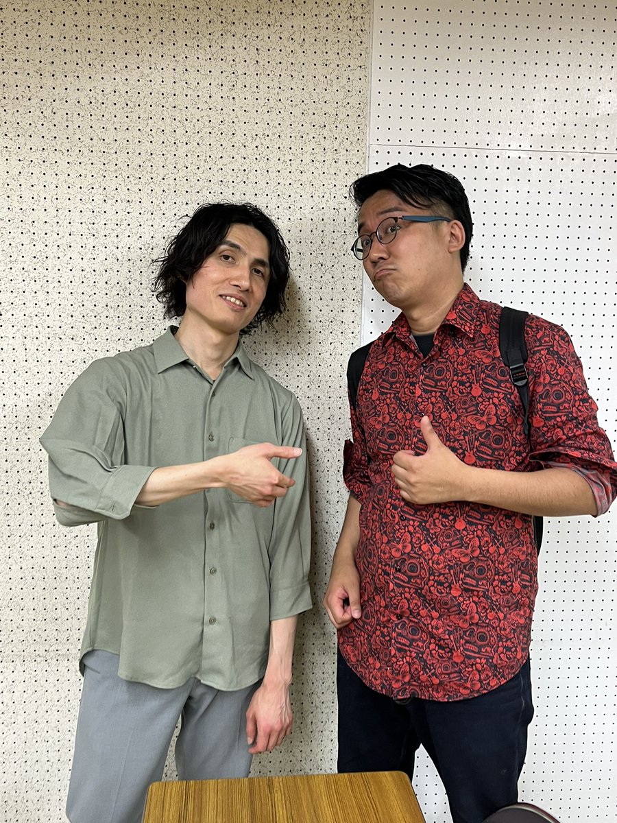 PaonVert's tweet photo. こんばんは🌙ゔぇるぽんです🦚

今日はジョイコンのピアノ合わせ
ジョイコンでご一緒するAmorphous Ensemble(@amo_ensemble)の方と共に🗣
はじめましての人もいて終始賑やかな雰囲気でした🪇
初合わせでしたが良い演奏会になる予感🤭

弊団指揮者とピアニストさんと📸

次回:5/23(土)中村生涯17:30～ https://t.co/oH9B4zfTG3