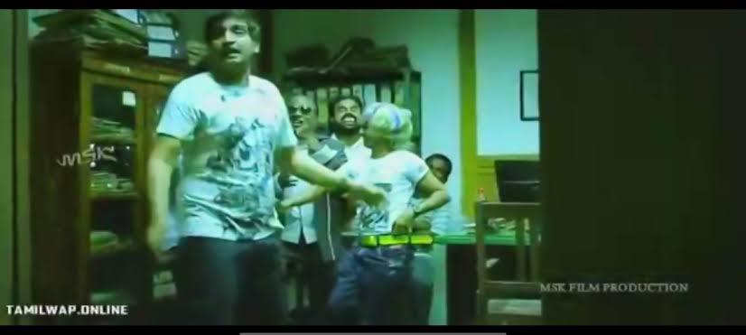 risheyyyyyyy's tweet photo. Sir..Sir...Idhu Spoof scene nu kooda theriyaamaa Anils laa Kathi katharitu irukaanunga sirrrrr...
#karuppu https://t.co/rWjdEMrebn