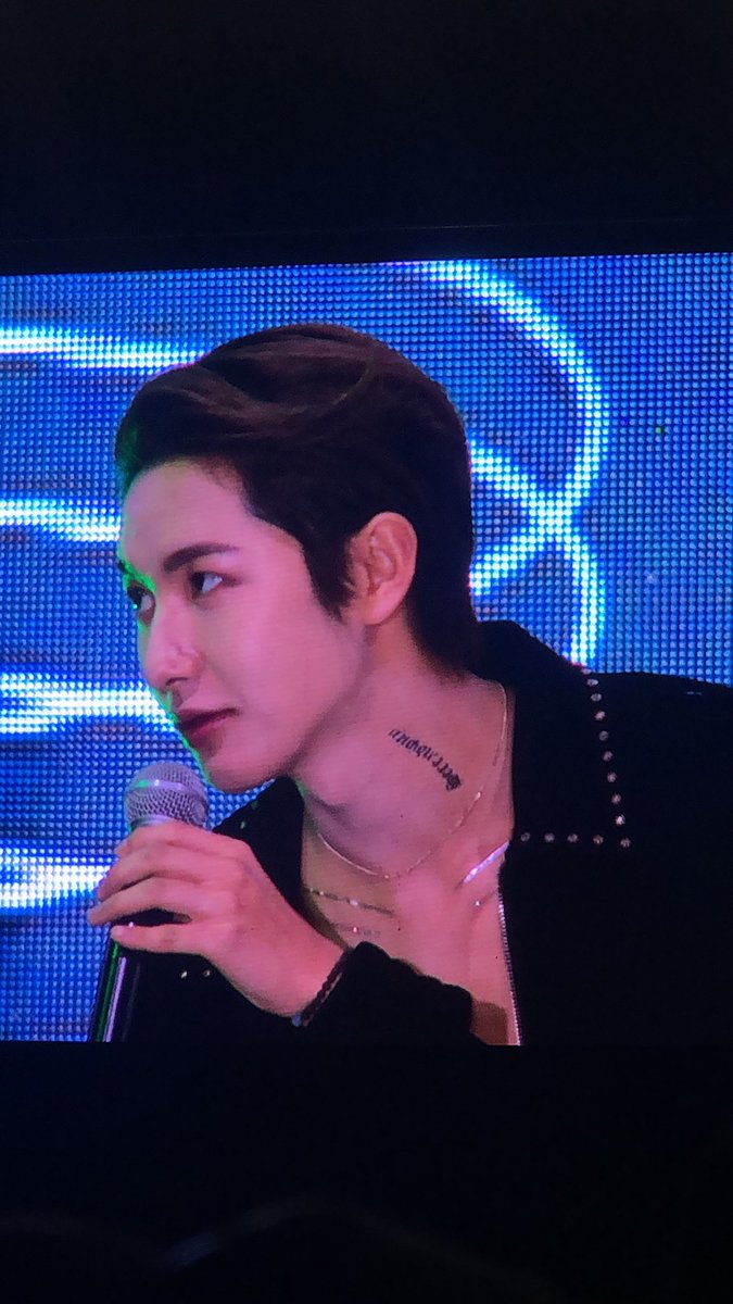 대형 스크린에 런쥔 tweet media
