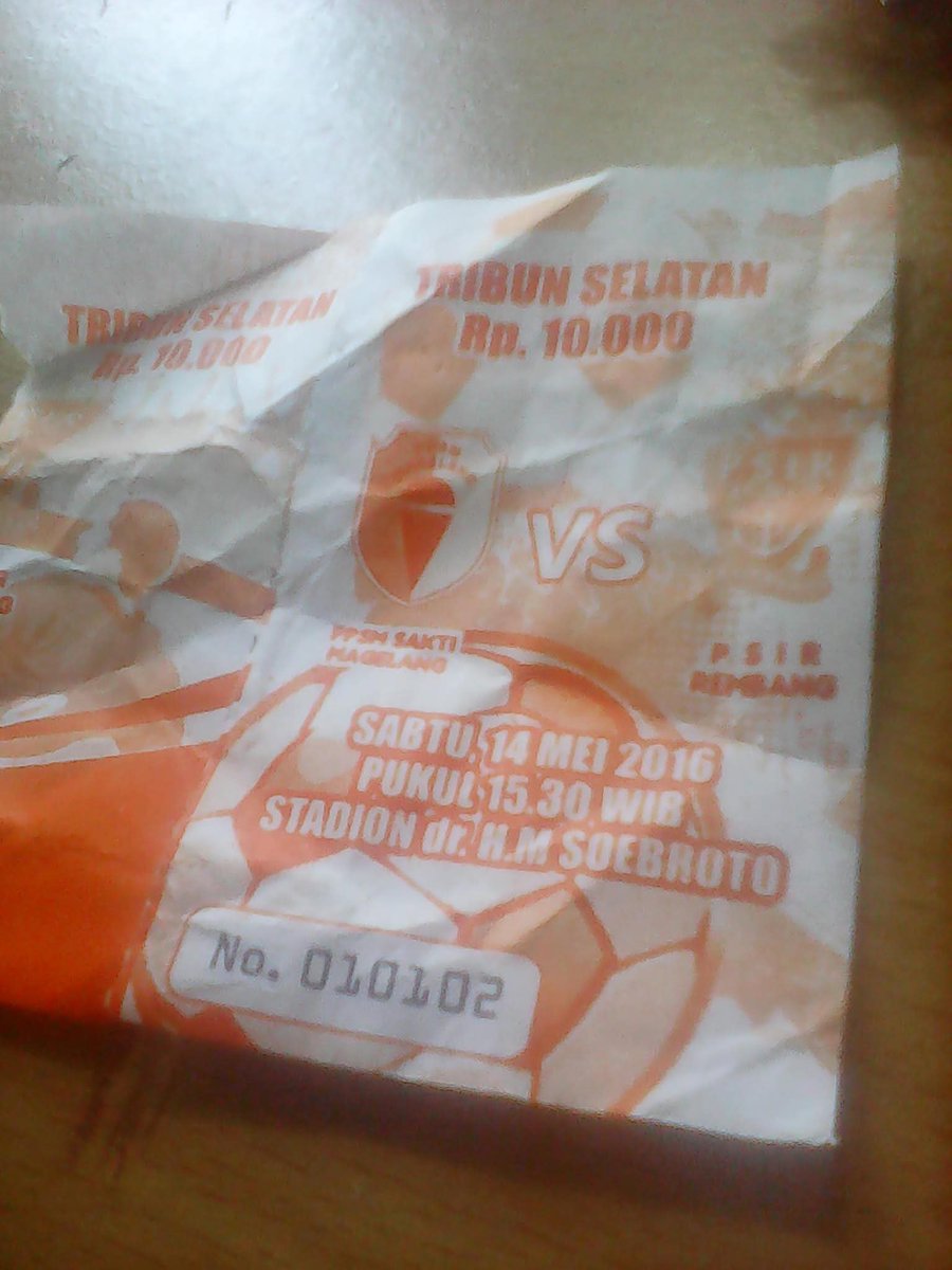 __timooooo's tweet photo. @GIBOLofficial Tau ada klub lokal sekitar tahun 2008an
Tapi pertama kali nonton langsung ke stadion match PPSM Magelang vs PSIR Rembang, Mei 2016, Std. Moch Soebroto Magelang https://t.co/Mzw1EYtbn9