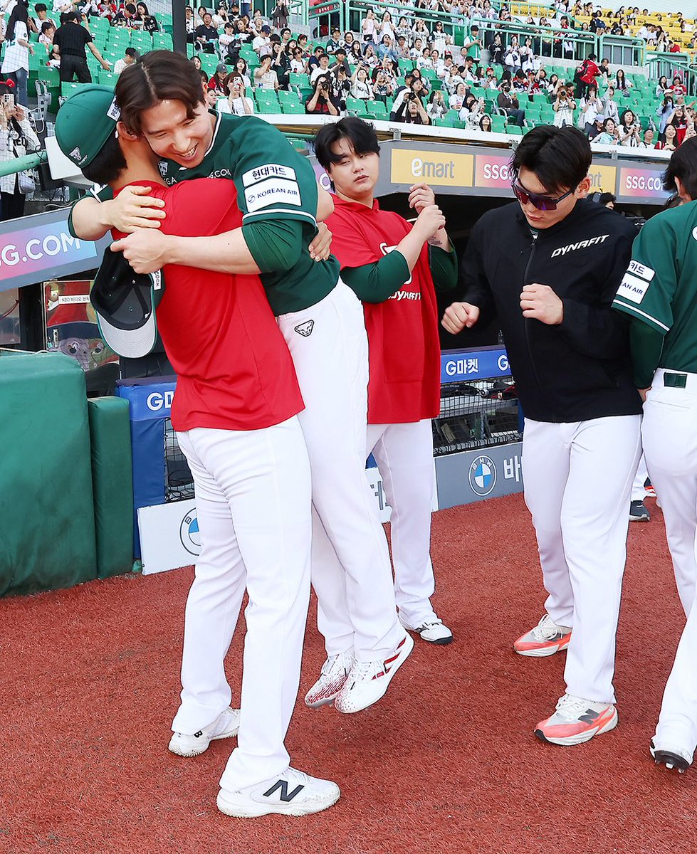 mylanders2's tweet photo. 박성한 엉덩이 맞는 와중 뒤에 김민 타격폼 따라함 https://t.co/65gsQdDU6l