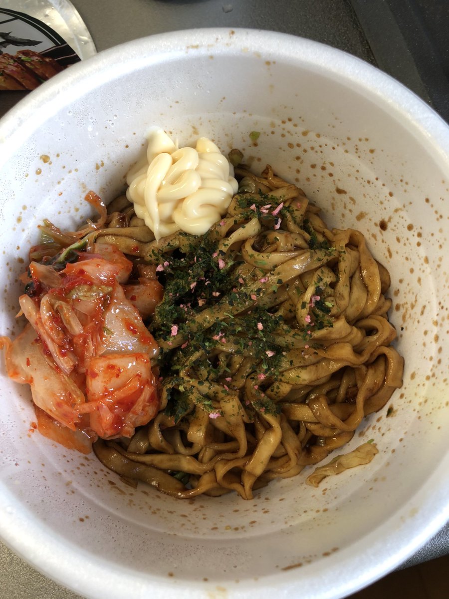 miyaaaaach's tweet photo. どん兵衛にUFOが進撃されたらうまくなった？味つけはUFOだけどUFOほどしょっぱくなく塩分控えめなのがUFOの詰めの甘さ！もっと刺さるしょっぱさだよな？どんの麺がヨレヨレだったから冷水で冷やしにしたら良さそう！
三鷹元祖スタミナ満点らーめんすず鬼さん風アレンジを追撃したらもっとうまくなった https://t.co/thnnd5JIiC
