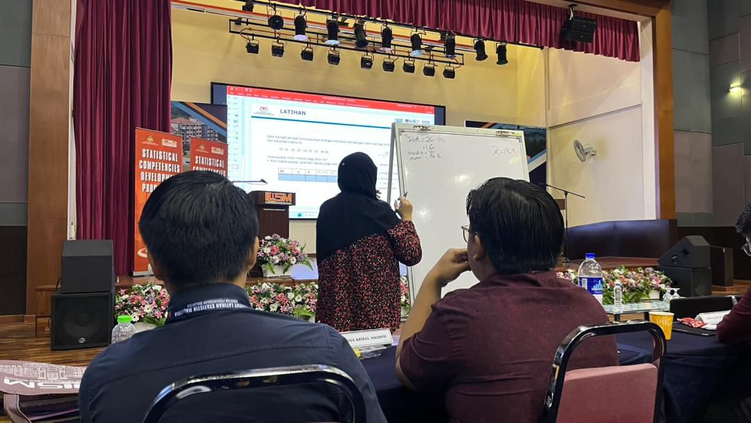 DOSM_ILSM's tweet photo. 📊 Kod &amp; Klasifikasi
📅 15 Mei 2026 | Jumaat

Slot ini telah disampaikan oleh Puan Balkish Mahadir Naidu, Penolong Pengarah Kanan dari Bahagian Metodologi dan Penyelidikan (BMP). Slot ini memberi pendedahan kepada peserta mengenai proses menyusun data mengikut kategori. https://t.co/85J5fmvONP