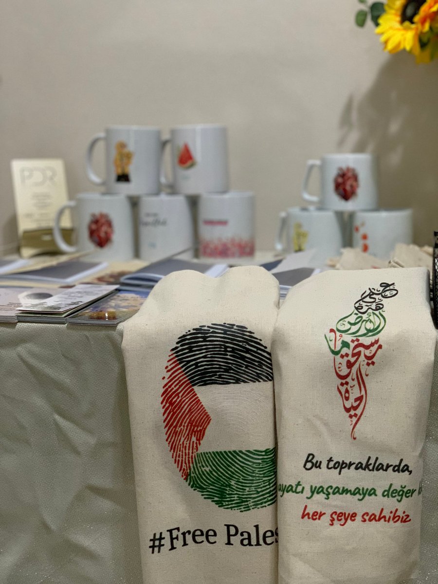 PdrOffice's tweet photo. Söyleşiden çıkışta PDR Office masasına uğramadan gitmeyin 💐

#PDROffice
#TemizAkıl 
#FurkanGençÜniversite https://t.co/09IiUrQObg
