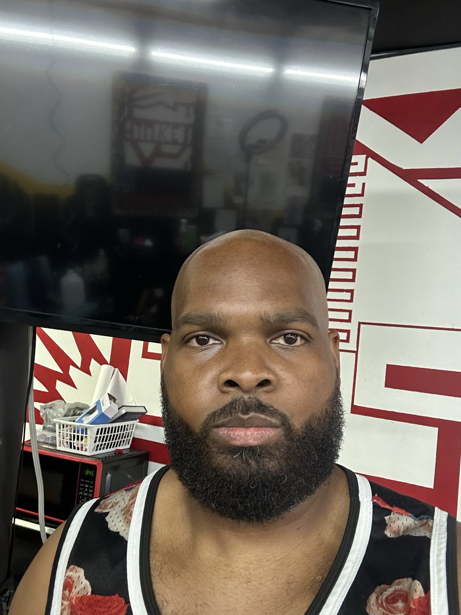 CoachG_M_Ed's tweet photo. Went ahead and did the big chop! 💈 ✂️ #SaturdayBlockbusters https://t.co/26bXYjl0PY