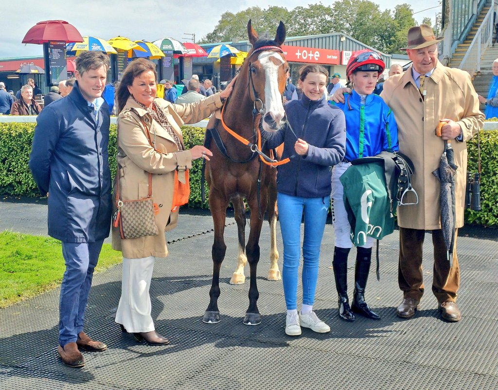 IrishRacing365's tweet photo. Baggot Street with @johnsodonoghue, @rmull100, and connections @NavanRacecourse https://t.co/d5k0qSokBg