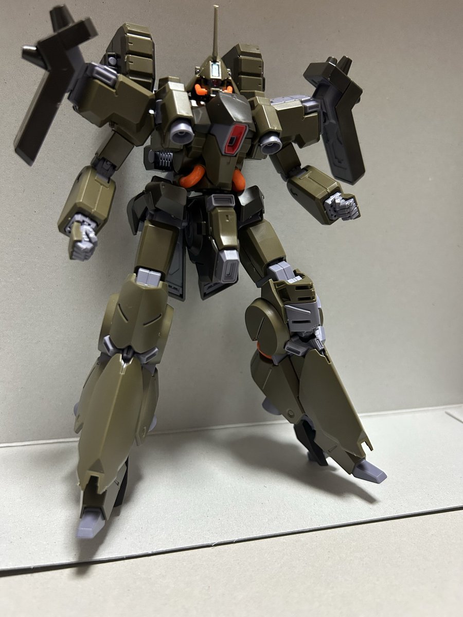 rgx007's tweet photo. #ガンプラ
#ガンダム50周年

50周年ってわけではないけど
久々にガンプラ組み立ててみた
膝パーツが行方不明に…(つД`)ノ

ハンブラビの上なんだろ？
アッガイ飛んでるしw
ここにビルド系とかいたらよかったなぁ

(Z放映時に生まれ、Vからの世代) https://t.co/3bLwIJabGK