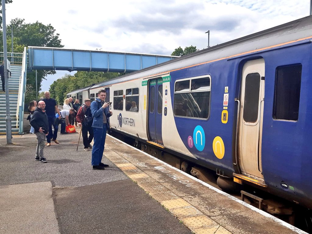 IBLRG's tweet photo. BUSY BRIGG ✅

1118 @northernassist Sheffield Midland to Cleethorpes &amp; 1319 Cleethorpes to Sheffield Midland pictures at Brigg today with the Brigg Line/Seaside Saturday Specials. 

📷 Kieran Bagley
📷 David Bancroft https://t.co/3J97iX2S1g