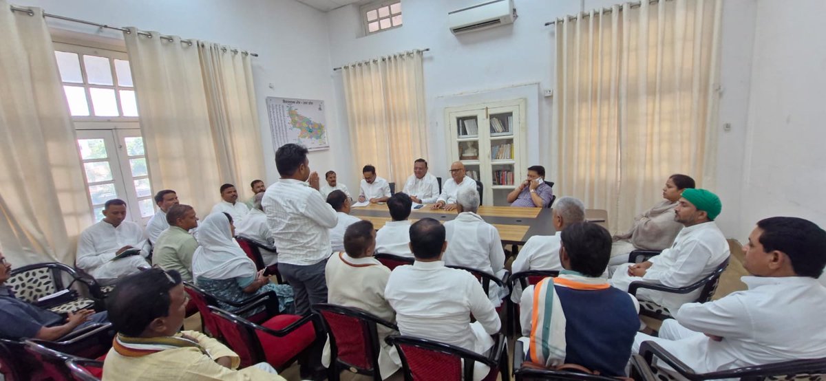 avinashpandeinc's tweet photo. आज प्रदेश कांग्रेस मुख्यालय, लखनऊ में E.B.C. (अत्यंत पिछड़ा वर्ग) विभाग की महत्वपूर्ण बैठक में शामिल हुआ।

बैठक में समाज के अत्यंत पिछड़े एवं वंचित वर्गों को सामाजिक न्याय, सम्मान और राजनीत��क भागीदारी दिलाने के विषय पर गंभीर चर्चा हुई। साथ ही EBC विभाग को ब्लॉक और बूथ स्तर तक मजबूत करते हुए संगठन के विस्तार और सशक्तिकरण की रूपरेखा तैयार की गई।

हमारा संकल्प है कि समाज के अंतिम पंक्ति में खड़े व्यक्ति की आवाज़ को मजबूती मिले और उसे उसके अधिकार प्राप्त हों। कांग्रेस पार्टी हमेशा से वंचितों, पिछड़ों और कमजोर वर्गों की लड़ाई लड़ती आई है और आगे भी पूरी प्रतिबद्धता से लड़ती रहेगी।

बैठक में प्रदेश अध्यक्ष श्री अजय राय जी, मीडिया विभाग के वाइस चेयरपर्सन श्री मनीष हिंदवी जी एवं विचार विभाग के उपाध्यक्ष श्र�� सुरेंद्र यादव जी की भी उपस्थिति रही।