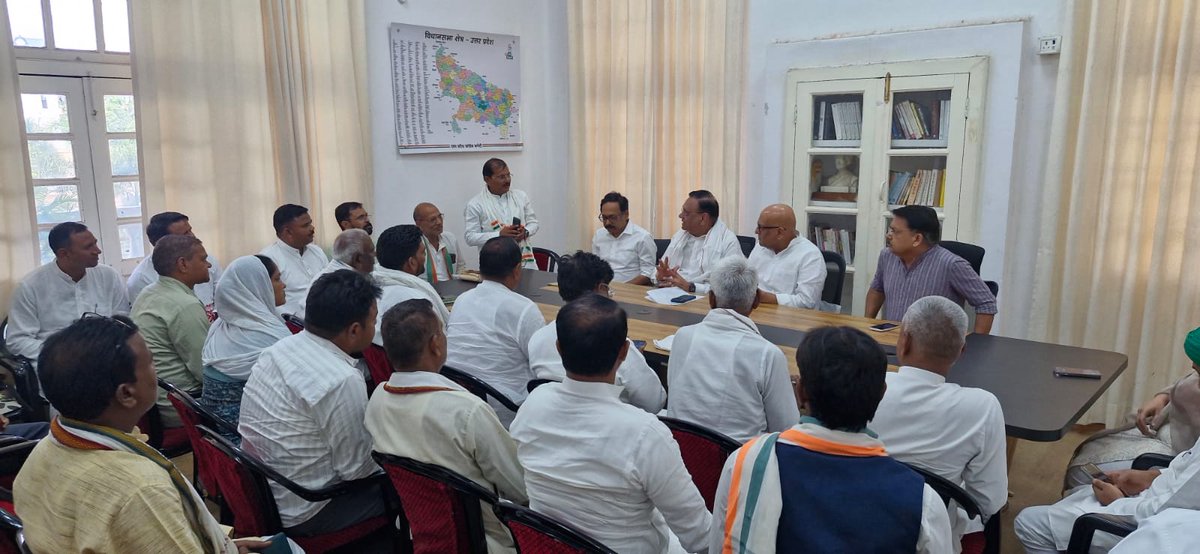 avinashpandeinc's tweet photo. आज प्रदेश कांग्रेस मुख्यालय, लखनऊ में E.B.C. (अत्यंत पिछड़ा वर्ग) विभाग की महत्वपूर्ण बैठक में शामिल हुआ।

बैठक में समाज के अत्यंत पिछड़े एवं वंचित वर्गों को सामाजिक न्याय, सम्मान और राजनीत��क भागीदारी दिलाने के विषय पर गंभीर चर्चा हुई। साथ ही EBC विभाग को ब्लॉक और बूथ स्तर तक मजबूत करते हुए संगठन के विस्तार और सशक्तिकरण की रूपरेखा तैयार की गई।

हमारा संकल्प है कि समाज के अंतिम पंक्ति में खड़े व्यक्ति की आवाज़ को मजबूती मिले और उसे उसके अधिकार प्राप्त हों। कांग्रेस पार्टी हमेशा से वंचितों, पिछड़ों और कमजोर वर्गों की लड़ाई लड़ती आई है और आगे भी पूरी प्रतिबद्धता से लड़ती रहेगी।

बैठक में प्रदेश अध्यक्ष श्री अजय राय जी, मीडिया विभाग के वाइस चेयरपर्सन श्री मनीष हिंदवी जी एवं विचार विभाग के उपाध्यक्ष श्र�� सुरेंद्र यादव जी की भी उपस्थिति रही।
