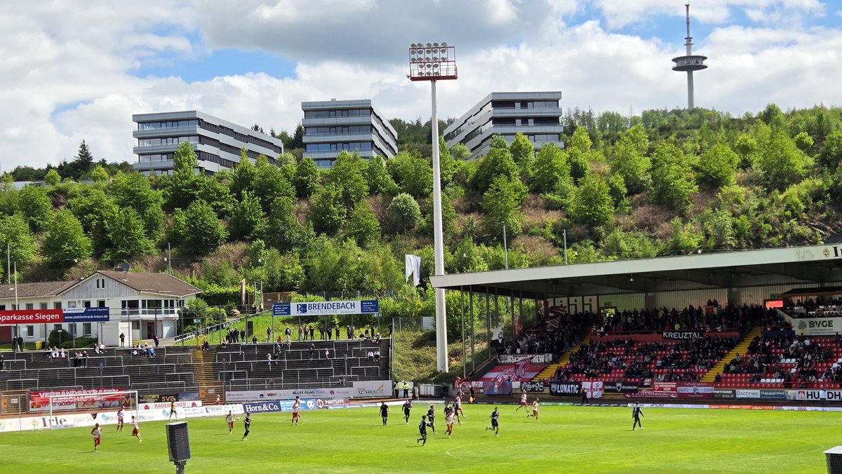 niek92jansen's tweet photo. ⚽ Sportfreunde Siegen 🆚 SSVg Velbert
📅 16-05-2026
⚖️ 3-1
🏆 Regionalliga West
🏷 2.308 toeschouwers
📍 Leimbachstadion, Siegen 🇩🇪
Sportfreunde Siegen sluit het seizoen winnend af tegen Velbert ⚽
#SportfreundeSiegen #SSVgVelbert #Siegen #Velbert #groundhopping https://t.co/CIEuFHIYAI