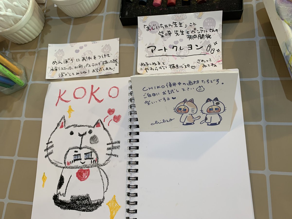 ギャラリー奥の休憩スペースに普段使っている画材を色々置いてます