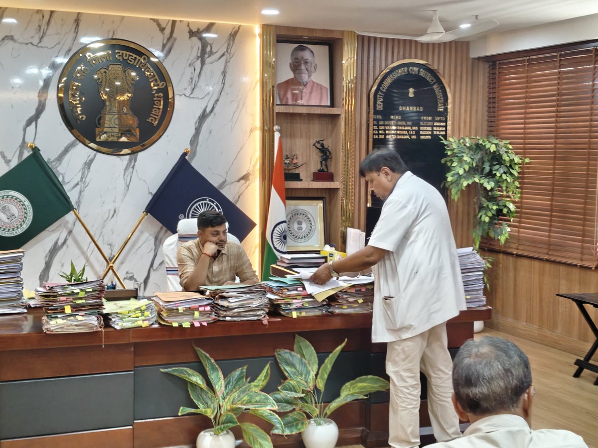 dc_dhanbad's tweet photo. पीसी एंड पीएनडीटी एक्ट के प्रभावी क्रियान्वयन को लेकर आज समीक्षा बैठक आयोजित की गई, जिसमें अल्ट्रासाउंड केंद्रों की गतिविधियों और लाइसेंस की समीक्षा हुई। फर्जी हस्ताक्षर वाले दस्तावेज इस्तेमाल करने के मामले में डॉ मिहिर किडनी केयर हॉस्पिटल के संचालक पर एफआईआर दर्ज करने के निर्देश दिए। जिले में अवैध रूप से संचालित क्लीनिकों के खिलाफ नॉन मेडिकल छापेमारी दल गठित कर सघन जांच अभियान चलाने तथा वैध केंद्रों पर भी औचक निरीक्षण करने के निर्देश दिए। लिंग चयन व भ्रूण लिंग जांच जैसी अवैध गतिविधियों पर सख्त कार्रवाई सुनिश्चित करने तथा नियमों का उल्लंघन करने वाले केंद्रों पर तत्काल कार्रवाई करने के निर्देश दिए।
#HealthCare
@prdjharkhand 
@JharkhandCMO