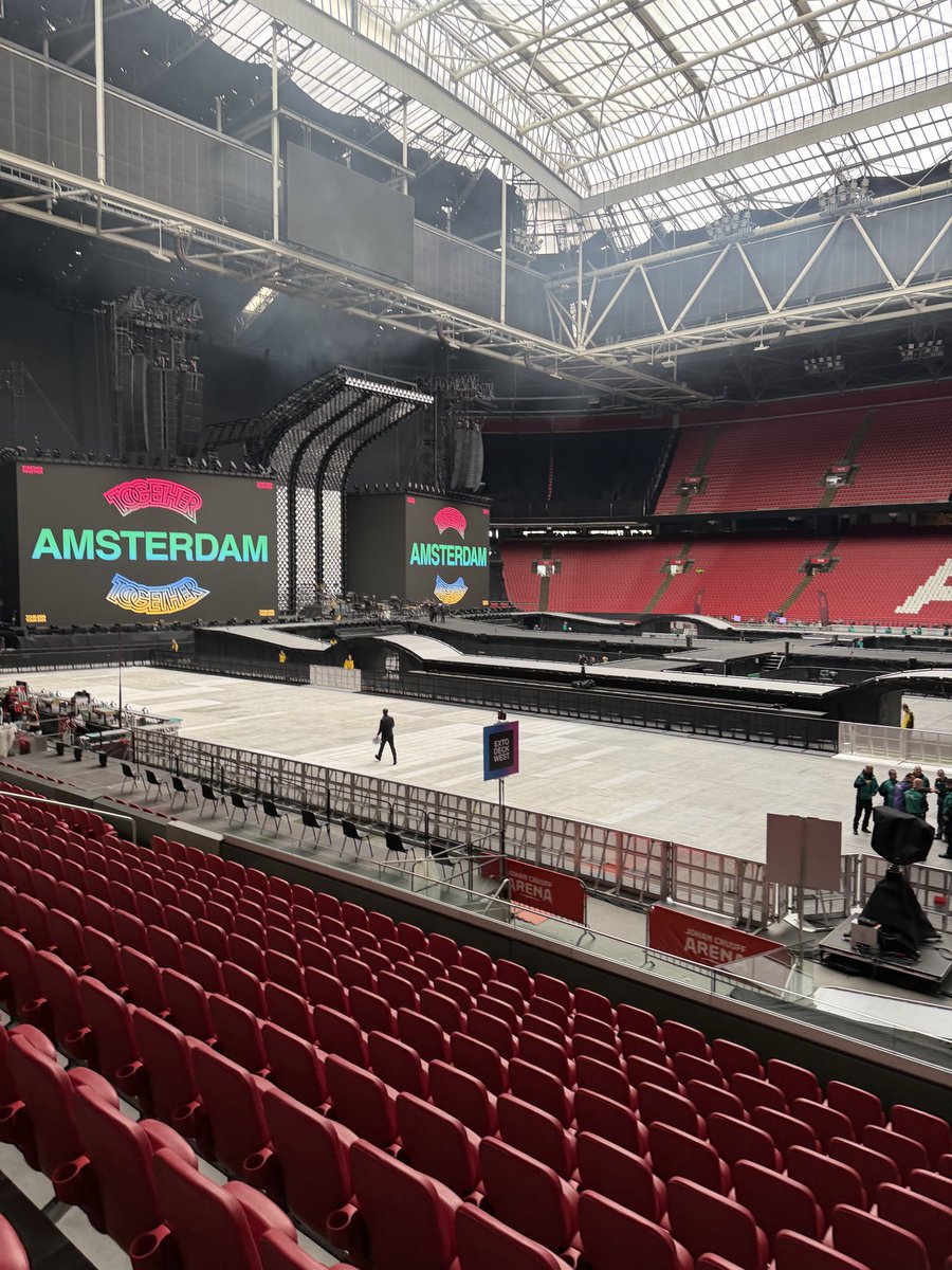 ghostyles's tweet photo. THE STAGE IS MASSIVE AND SO SO HIGH https://t.co/QEO1s76kk0