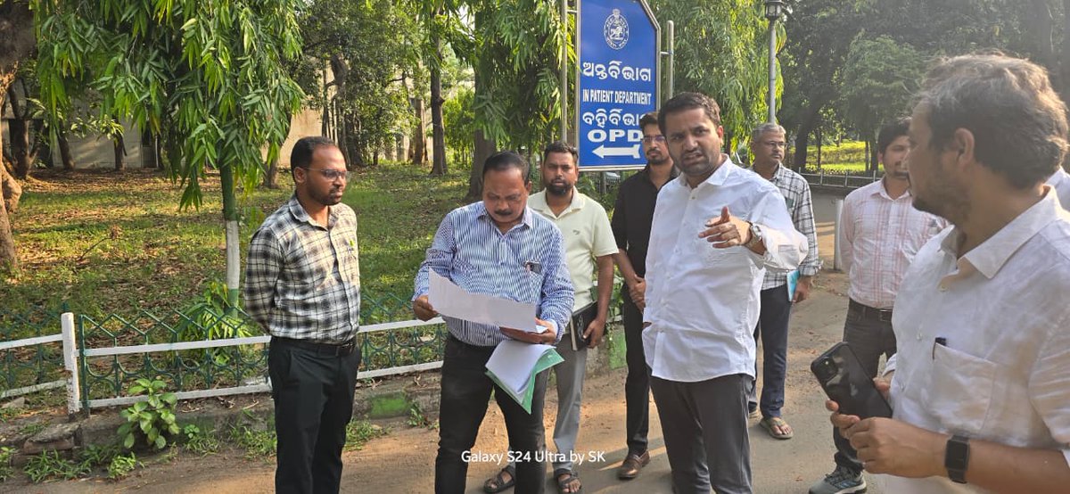 angul_dm's tweet photo. Collector & District Magistrate Angul, along with Sub-Collector, Dean PMPMCH, Superintendent and CDMO Angul, visited PMPMCH Medical College to select a site for the proposed Nursing College. During the visit, hostel and PG hostel sites within the hospital campus were also reviewed. Directions were issued for departmental space planning, preparation of new boys’ & girls’ hostel plans, and ensuring uninterrupted drinking water and electricity supply for smooth future operations.
@CMO_Odisha 
@IPR_Odisha 
@HFWOdisha