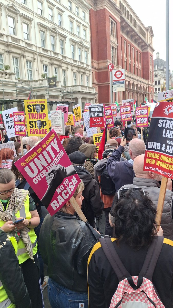 BrightonStopWar's tweet photo. Hundreds &amp; hundreds from Brighton &amp; Hove travelled to London &amp; joined hundreds of thouands to demand #FREEPALESTİNE #StandUpToFascism #stopbombinggaza #refugeesarenottoblame @UniteBrighton @BHSeagullsAA @BtonHoveSUTR @Bestfootmusic @BrightonPSC @BrightonHoveTUC @BrightonUCU https://t.co/OfPJLg8NPc