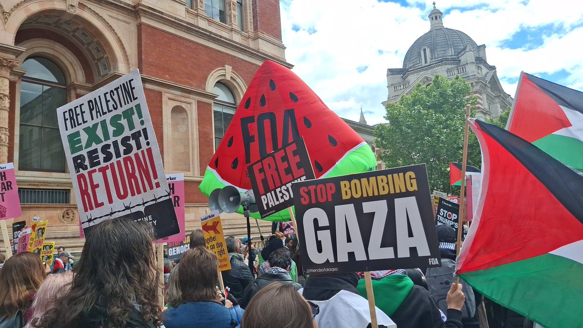 BrightonStopWar's tweet photo. Hundreds &amp; hundreds from Brighton &amp; Hove travelled to London &amp; joined hundreds of thouands to demand #FREEPALESTİNE #StandUpToFascism #stopbombinggaza #refugeesarenottoblame @UniteBrighton @BHSeagullsAA @BtonHoveSUTR @Bestfootmusic @BrightonPSC @BrightonHoveTUC @BrightonUCU https://t.co/OfPJLg8NPc