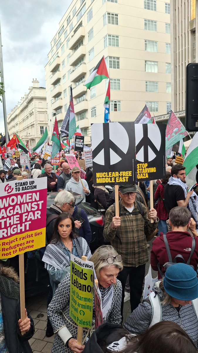 BrightonStopWar's tweet photo. Hundreds &amp; hundreds from Brighton &amp; Hove travelled to London &amp; joined hundreds of thouands to demand #FREEPALESTİNE #StandUpToFascism #stopbombinggaza #refugeesarenottoblame @UniteBrighton @BHSeagullsAA @BtonHoveSUTR @Bestfootmusic @BrightonPSC @BrightonHoveTUC @BrightonUCU https://t.co/OfPJLg8NPc