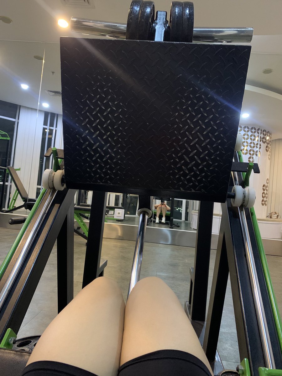 iiiikkkee's tweet photo. Malam minggu terakhir di semarang sebelum besok jadi anak rantau lagi di surabaya.

Niat awal mau ngantri chikuro tp liat depan dp mall aja udah desek2an, akhirnya puter arah ke tempat gym.

Tipis-tipis aja ok lah ya. https://t.co/wIaUCrU8Gx