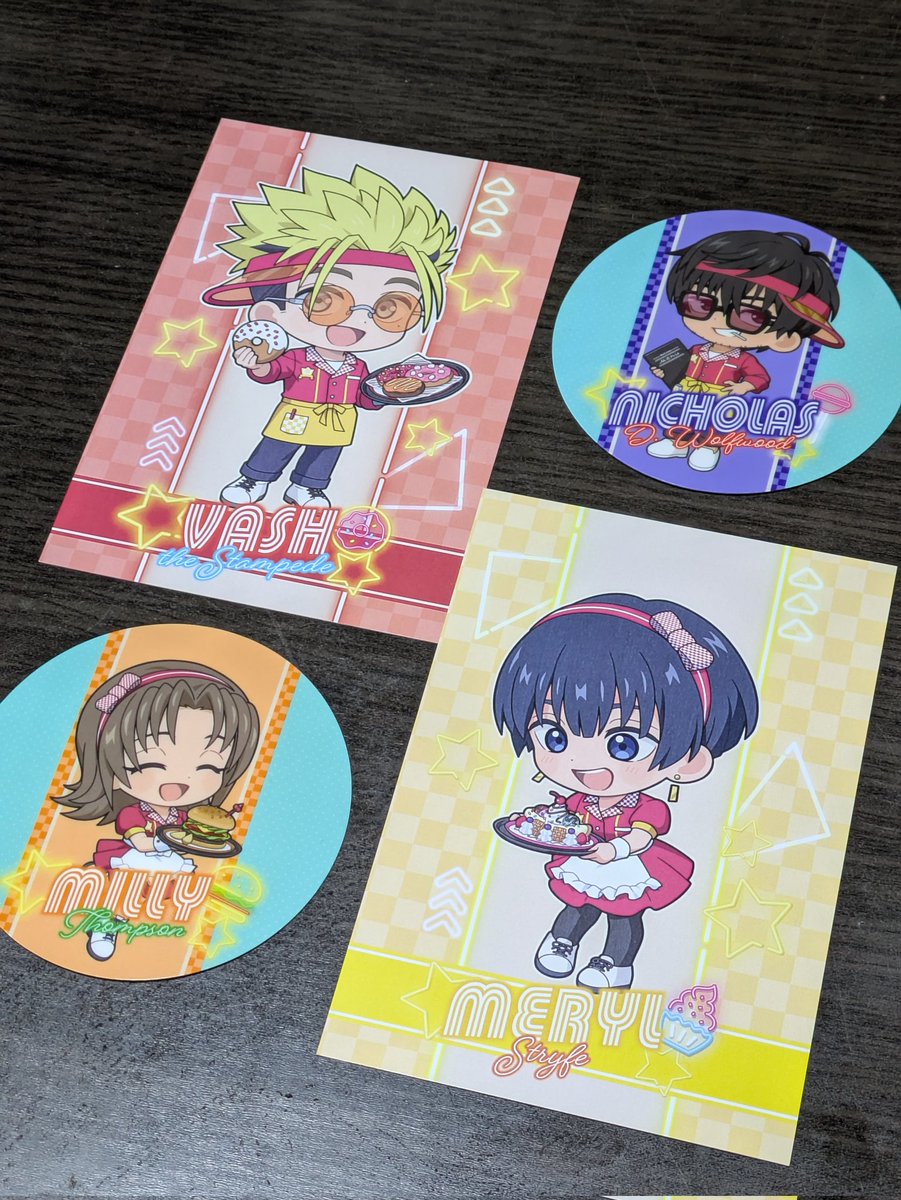 コラボカフェのノベルティは盟友とミリメリがそれぞれポストカードと