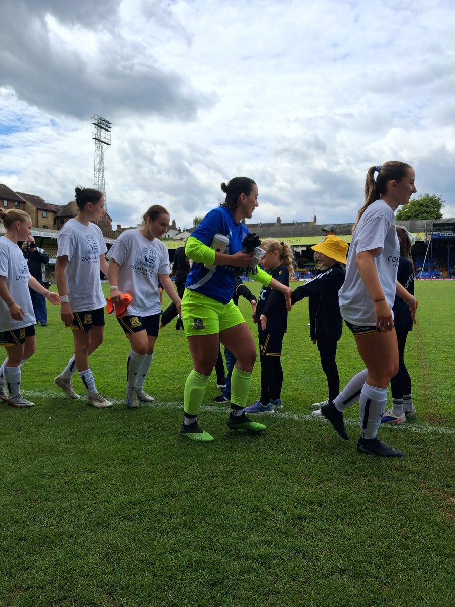 JuniorBlues2's tweet photo. #Highfives and #Flyingtheflag
@SUFCRootsHall 
@SouthendUtdLFC 
@shrimperstrust https://t.co/TVOtJiahGu