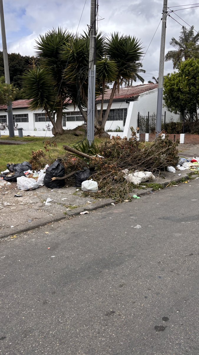 GamasPabon's tweet photo. Se nota la ausencia de cultura de parte de los habitantes del barrio Minuto de Dios (sacan la basura en los días que no pasa el camión recolector) por favor @Bogota @Engativalcaldia  ayúdenos a hacer control y a colocar los respectivos comparendos. Muchas gracias https://t.co/eVvupj5OEt