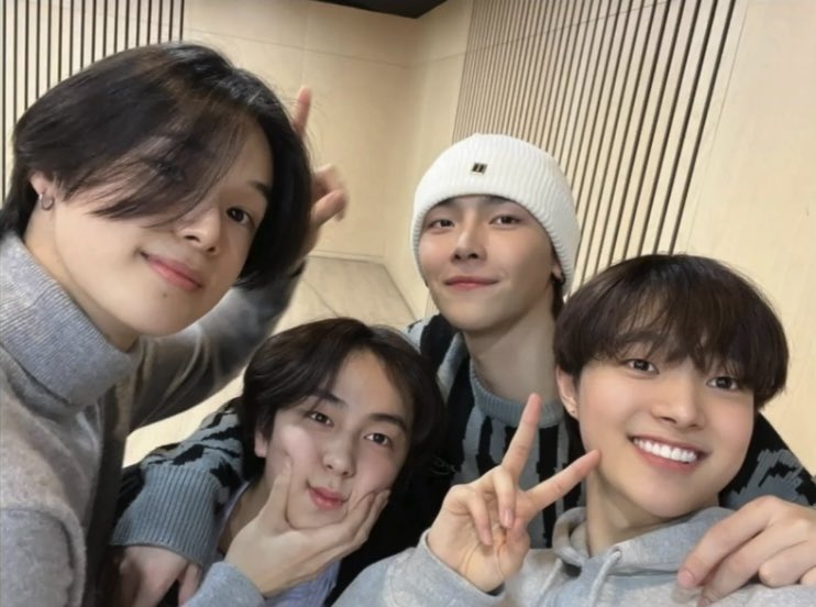 oxioce's tweet photo. 아잠시만………………..😭😭😭😭😭😭😭😭😭😭😭😭😭😭😭😭😭😭😭😭😭😭😭😭😭 https://t.co/xuG4aSErF7