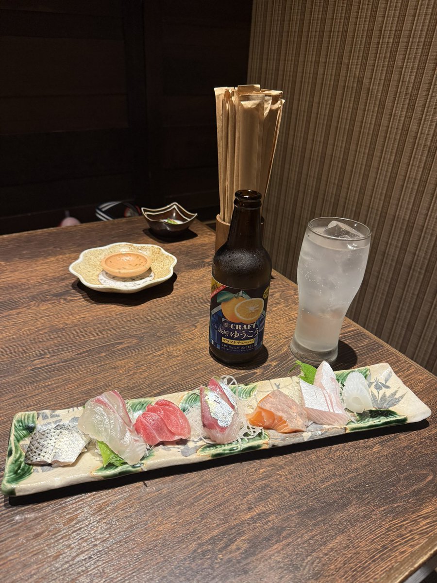 soydekobe's tweet photo. お造りの盛り合わせとイサキの唐揚げが美味しくて長崎が好きになった🐟

店内にはヴィッセルサポの集会とかカウンターで何組かいてみんな楽しそうやった🐮

#魚店亜紗
 #神戸サポ長崎遠征 https://t.co/Hd6Cgdzt6a