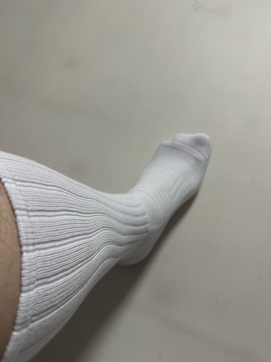 Erge199's tweet photo. 胖胖的脚，白白的袜 https://t.co/fiy4CJke5s