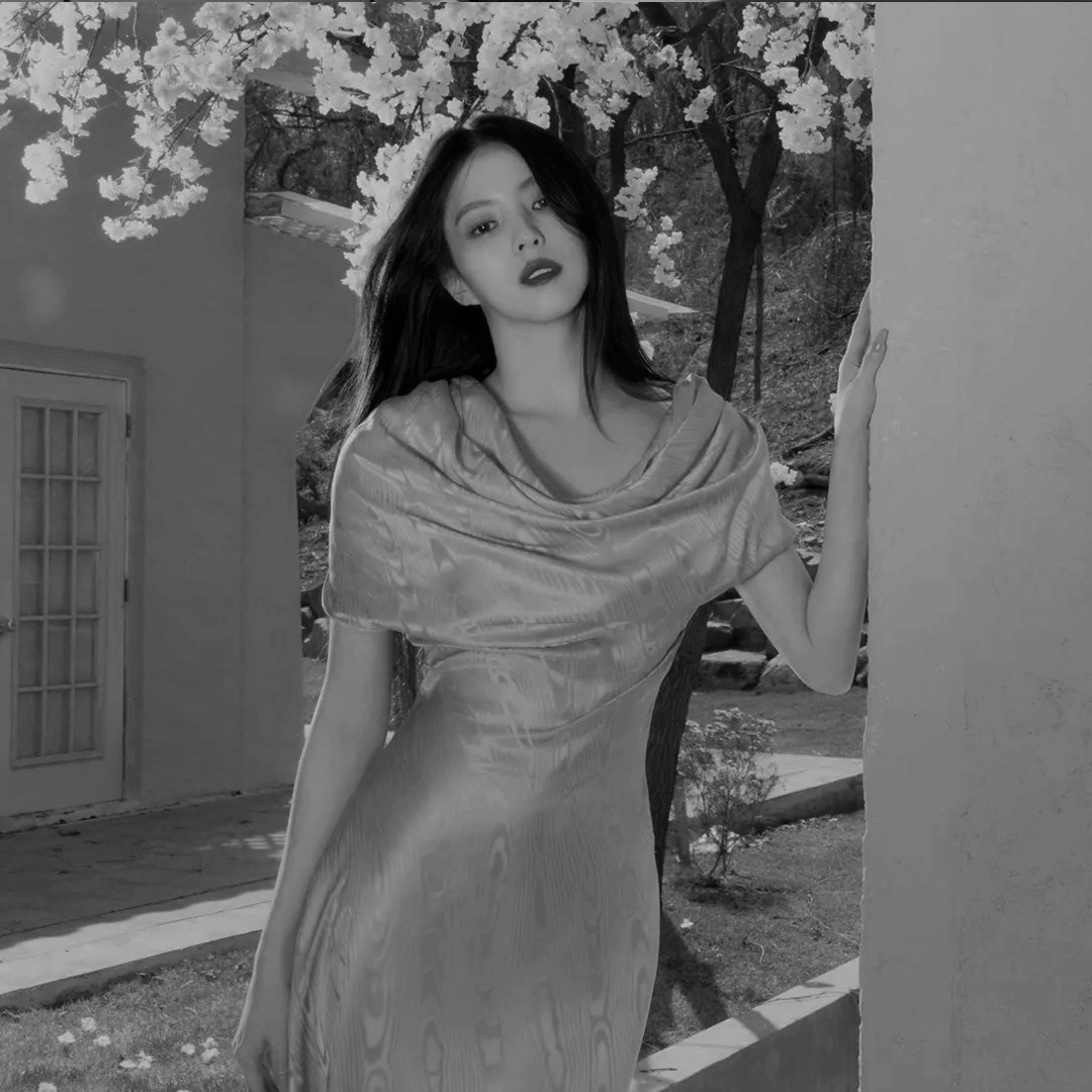 FAlTEAVECAMOUR's tweet photo. ㅤ

Kissing your lips
I try to forget roses
or the fruit of palmyra trees
sweet and strong

Tongue lolling upon tongue
heart beating
against heart beating,
these are my words
signifying our human bodies
which poetry does not capture,
the absolute desire I have

ㅤ https://t.co/5v27YOWhor